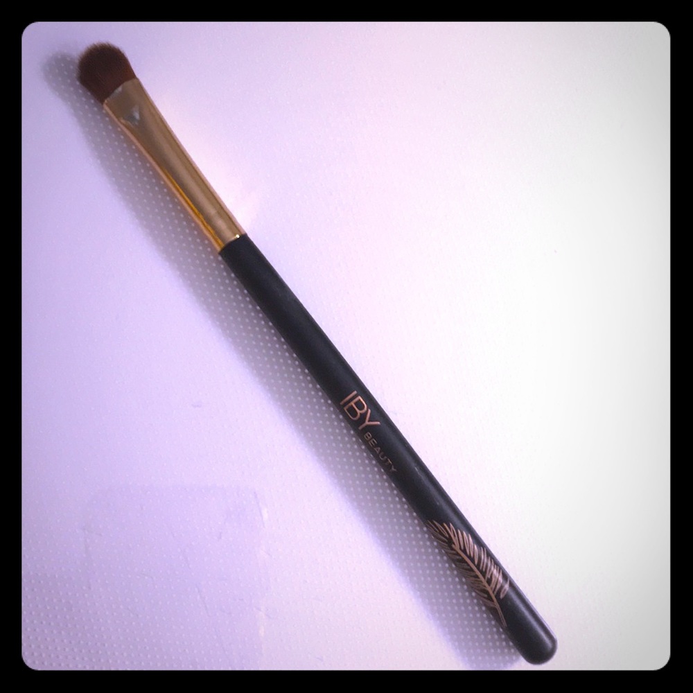 IBY Beauty Fluff Eyeshadow Brush
